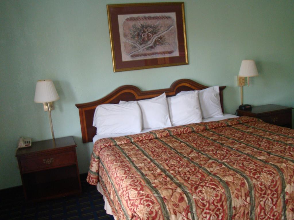 Budget Inn Mount Airy Стая снимка